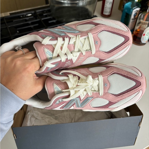 New balance 9060 rose pink rare color never worn! - Picture 2 of 4